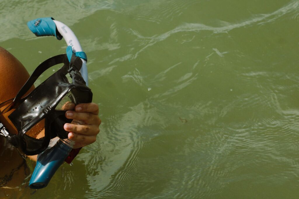 Guantes y escarpines de buceo: cómo elegirlos según el agua